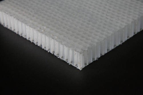 W jakich polach znajdują się panele o strukturze plastra miodu PP?